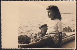 Isola D'Elba 1956, Bambina Seduta Tra Scogli In Riva Al Mare, Fotografia Vintage - Plaatsen