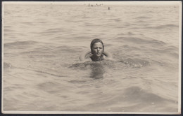 Riccione 1938, Bambina Immersa Nel Mare, Fotografia Epoca, Vintage Photo - Plaatsen