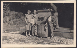 Fiuggi Fonte 1955, Foto Santesarti In Posa Intorno La Fontana Fotografia Vintage - Plaatsen