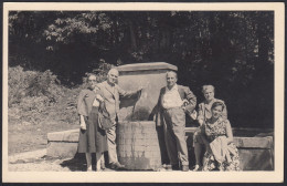 Fiuggi Fonte 1955, Foto Santesarti In Posa Intorno La Fontana Fotografia Vintage - Plaatsen