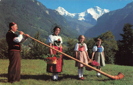 SUISSE - Mönch Und Jungfrau - Alphornbläser Mit Trachtengruppe - Animé - Colorisé -  Carte Postale - Sonstige & Ohne Zuordnung