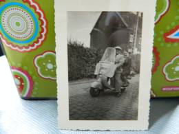 MOTO VESPA +WAREGEM:PHOTO 7X9,5 D'UN COUPLE SUR UNE VESPA A WAREGEM  EN 1955 - Motorbikes