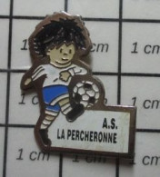 3617 Pin's Pins / Beau Et Rare / SPORTS / CLUB FOOTBALL A.S. LA PERCHERONNE-LA-COCHONNE - Voetbal