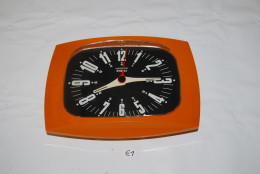 E1 Ancienne Horloge INPROCO Kwartz - Vintage - Orange - Wanduhren