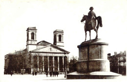 CPSM - LA ROCHE SUR YON - PLACE D'ARMES, EGLISE ST LOUIS ET STATUE NAPOLEON 1er - La Roche Sur Yon