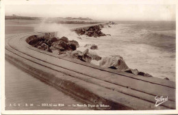 CPSM - SOULAC SUR MER - NOUVELLE DIGUE DE DEFENSE (TRES RARE CLICHE) - Soulac-sur-Mer