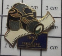 3617 Pin's Pins / Beau Et Rare / PHOTOGRAPHIE / APPAREIL PHOTO ARGENTIQUE 1990 PRESS LABO SERVICE - Fotografia