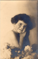 Carte Photo D'un Mignonne Petite Fille Posant Dans Un Studio Photo - Anonymous Persons