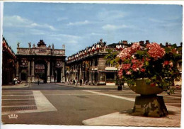 CPSM Dentelée 10.5 X 15  Meurthe Et Moselle NANCY La Place Stanislas La Rue Héré Et L'Arc De Triomphe (1757) - Nancy