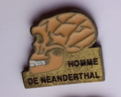 G352 Pin's Dinosaure Préhistoire Spéléologie Grottes Homme De Néanderthal Néandertal Achat Immédiat - Steden