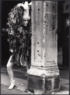 YZ9522 Legnano 1977 - Uomo In Costume Dietro Un Pilone - Foto 18 X 24 - Photo - Lugares