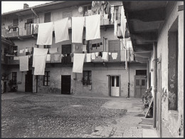 YZ9532 Legnano 1977 - Panni Stesi Nel Cortile Di Un Casolare - Foto 18 X 24 - Lugares