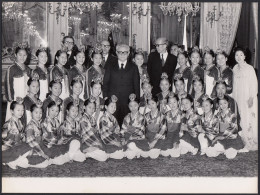 YZ9015 Presidente Leone Al Quirinale Con Danzatrici Coreane - 1976 Foto 18 X 24 - Orte