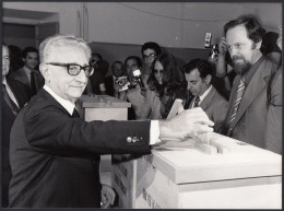 YZ9013 Roma 1976 - Presidente Repubblica G. Leone Mentre Vota - Foto 18 X 24 - Orte