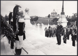 YZ9003 Roma 1976 - Presidente Leone Davanti La Tomba Del Milite Ignoto - Foto - Orte