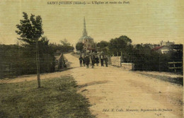 SAINT JULIEN (Médoc) L'Eglise Et Route Du Port Animée   Colorisée  Toilée RV - Autres & Non Classés