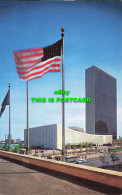 R576556 United Nations Buildings With American Flag Flying. New York City. N. Y. - Monde