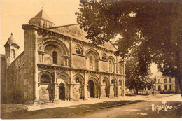 CPA - SURGERES - EGLISE ROMANE (DE LOIN) - Surgères