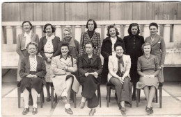 Carte Photo De Femmes élégante Posant Pour La Photo - Anonymous Persons