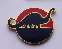 G398 Pin's Dinosaure Genre Diplodocus Brontosaurus Qualité EGF Achat Immédiat - Dieren