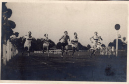 Carte Photo D'homme Faisant De La Course Sur Une Piste Devant Des Spectateurs Dans Un Stade En Pleine Air - Anonymous Persons