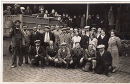 Carte Photo D'hommes Et De Femmes Dans La Cour De L'usine Ou Il Travaille Vers 1930 - Anonymous Persons