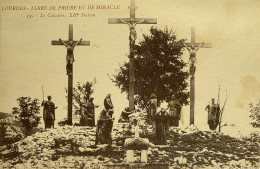 CPA LOURDES (Hautes Pyrénées). Le Calvaire, XIIème Station (n° 13) - Lourdes