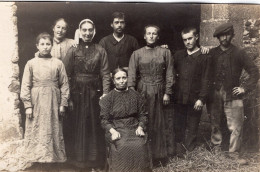 Carte Photo D'une Famille De Paysan Posant Dans La Cour De Leurs Ferme Vers 1915 - Anonyme Personen