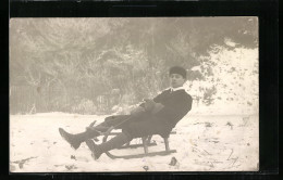 Foto-AK Junger Mann Auf Einem Schlitten Im Schnee  - Sports D'hiver