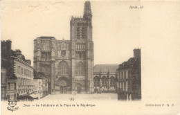 CPA - SENS - CATHEDRALE ET PLACE DE LA REPUBLIQUE (CARTE PRECURSEUR) - Sens