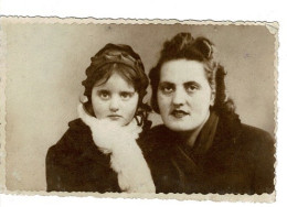 Ref 1 -photo : Un Portrait Mère Et Fille , Femme De Soldat Et Prisonnier De Guerre STALAG - France . - Europa