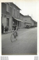 COURSE CYCLISTE 1967  LES ABRETS  ET ALENTOURS ISERE PHOTO ORIGINALE FAURE LES ABRETS  11 X 8 CM R5 - Ciclismo