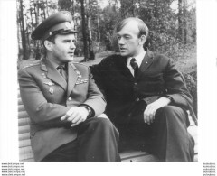VLADIMIR CHATALOV ET L'INGENIEUR ALEXIS ELISSEEV COSMONAUTES SOVIETIQUES EN 1969 PHOTO KEYSTONE 24X18CM - Luchtvaart
