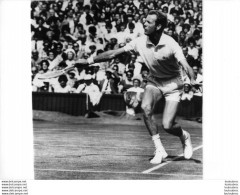 TENNIS CHUCK MC KINLEY FINALISTE A WIMBLEDON  1963 PHOTO KEYSTONE FORMAT 24 X 18 CM - Deportes