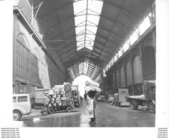 PARIS LES ANCIENNES HALLES AVANT LEUR DISPARITION  1963 PHOTO KEYSTONE FORMAT 24 X 18 CM - Lugares