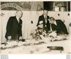 MME ROOSEVELT MAMAN DU PRESIDENT DES ETATS UNIS  RECU A PARIS  PAR LE MINISTRE GEORGES BONNET PHOTO KEYSTONE 24X18 CM - Célébrités