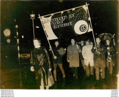 MANIFESTATION CONTRE LA GUERRE AU VIETNAM  PHOTO  KEYSTONE 24X18 CM - Other & Unclassified