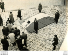 LES CENDRES DE JEAN MOULIN EXPOSEES AU MEMORIAL DES MARTYRS LE 18/12/1964 AVANT TRANSFERT AU PANTHEON PHOTO 24X18CM - Guerra, Militares