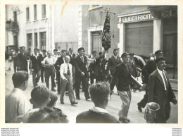 LES ABRETS ISERE LA FANFARE FETE COMMUNALE 1967  PHOTO ORIGINALE FAURE 12 X 8 CM J2 - Lugares