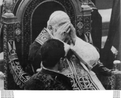 LE PAPE JEAN XXIII TRES FATIGUE LE 22/05/1963 MORT LE 03/06/1963  PHOTO KEYSTONE 24X18 CM - Famous People
