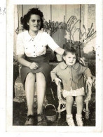 Ref 1 -photo :  Femme Et Fille D'un  Soldat Et Prisonnier De Guerre STALAG VA. 34 - France . - Europa