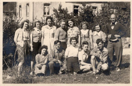 Carte Photo D'une Classe De Jeune Fille  élégante Avec Leurs Maitre Posant Dans Un  Village  En 1946 - Anonyme Personen