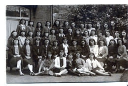 Carte Photo D'une Classe De Jeune Fille Portant Le Voile Dans Une école Religieuse - Personnes Anonymes