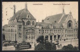 AK Hannover, Städtische Badeanstalt Mit Strassenbahn Im Vordergrund  - Tranvía