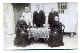 Carte Photo D'une Famille élégante Posant Devant Leurs Maison Vers 1920 - Persone Anonimi
