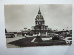 PARIS - La Place Vauban Et Le Dôme Des Invalides - Squares