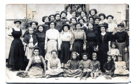 Carte Photo De Femmes , Jeune Fille Et Petite Fille élégante Posant Devant Leurs Maison Vers 1910 - Anonymous Persons