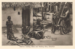 Zanzibar Natives Making Mats Beating Rice Africa Old Postcard - Unclassified