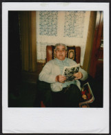 Jolie Photographie Polaroid D'un Homme En Train De Lire Un ROMAN PHOTO, Magazine, Reading, Lecture, 8,8x10,7 Cm - Sonstige & Ohne Zuordnung