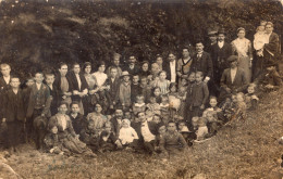Carte Photo D'une Grande Famille Avec Plein D'enfant Posant A La Campagne Vers 1920 - Persone Anonimi